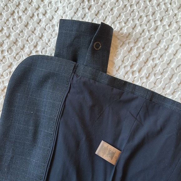 Elie Tahari Single Button Blazer in Navy - Picture 6 of 6